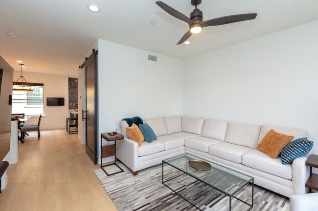 Building Photo - 3 Bedroom Townhome in the Escala Community of Mission Valley