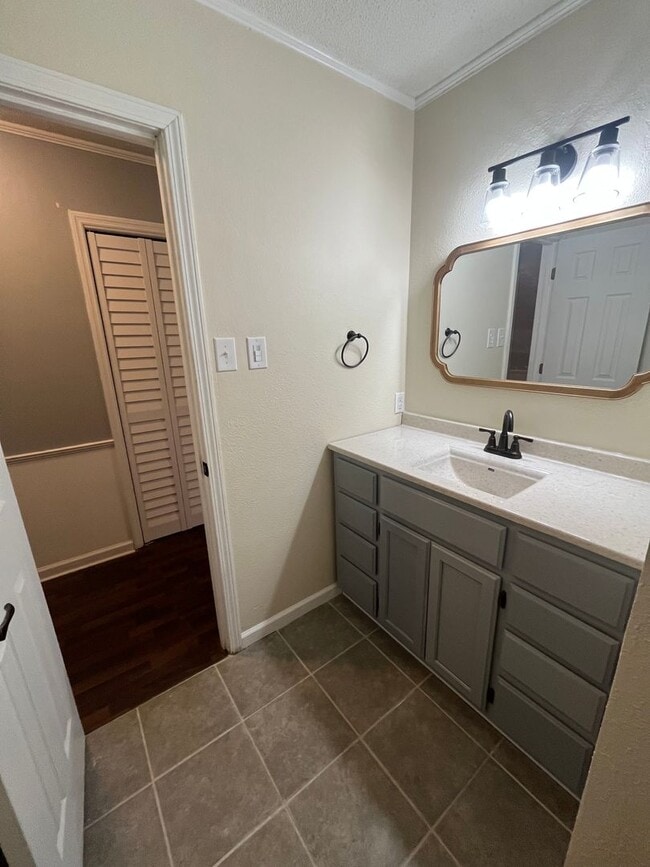 Building Photo - New Listing!