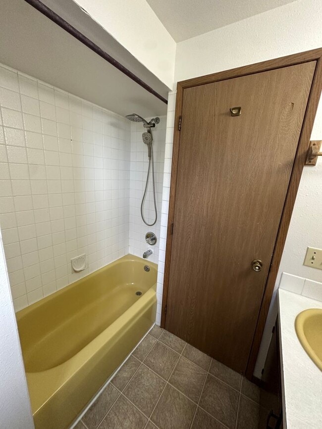Building Photo - $1,200 / - 950ft2 - 2 Bedroom 1 bath Ranch...
