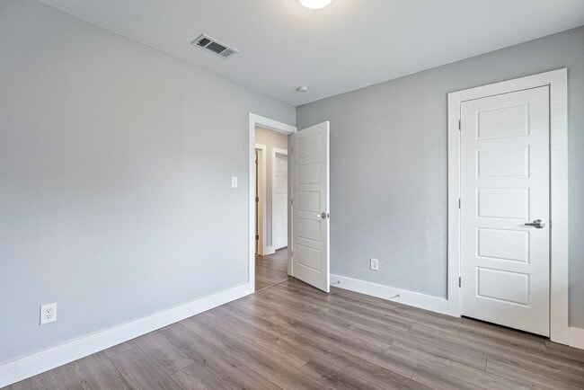 Building Photo - Beautiful 3 bedroom, 2 bathroom home in East Austin!!!