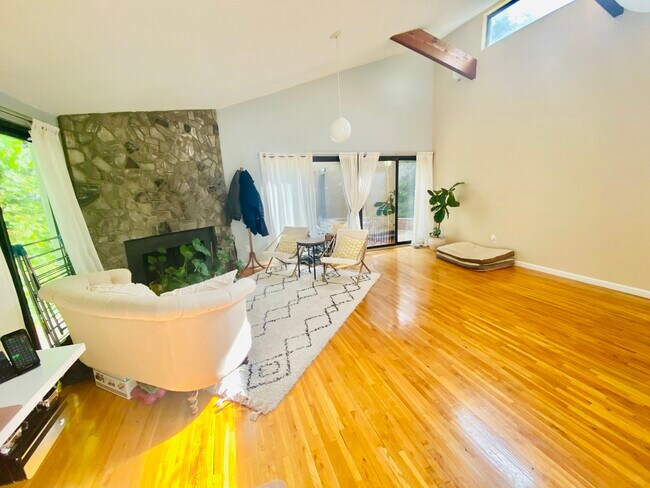 Building Photo - 14 Windsor Rd