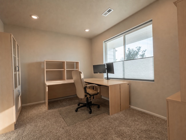 Building Photo - Astonishing 3 Bed/3.5 Bath Tri Level Townhome.   Must see to believe!!