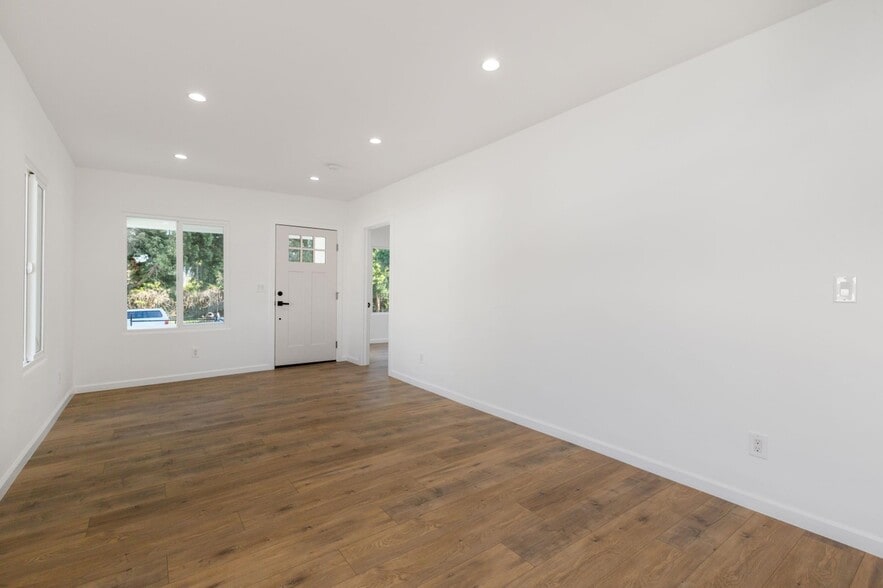 Building Photo - 529 Wentworth Ave