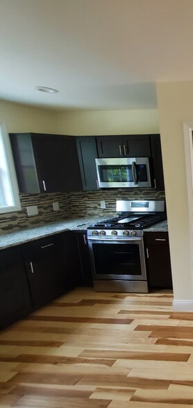 Building Photo - 50 Village Green S