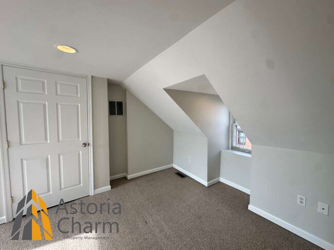 Building Photo - 3 Bedroom Home with Rooftop Views and Modern Finishes