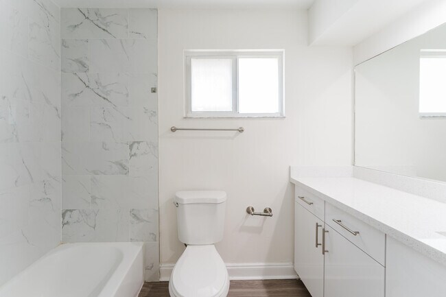 Building Photo - 302 NE 36th St