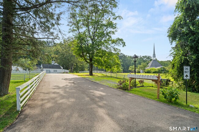 Building Photo - 527 Danbury Rd