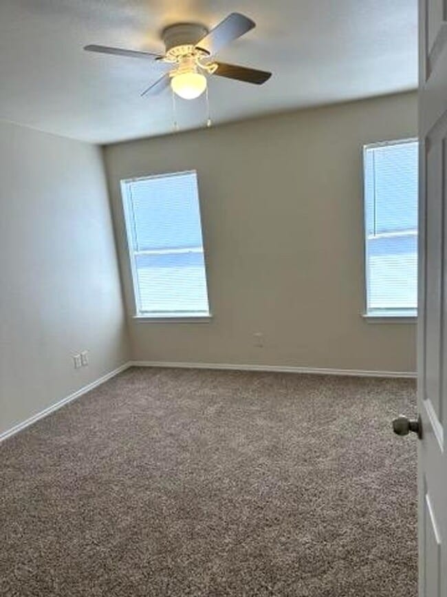 Building Photo - Spacious open concept duplex