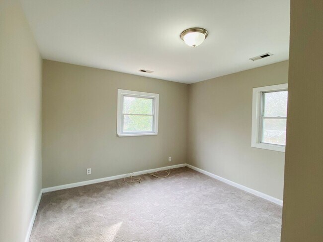 Building Photo - Very Spacious 5bdrm/2bth Bungalow Located in South Richmond w/Privacy Fenced Back Yard!!