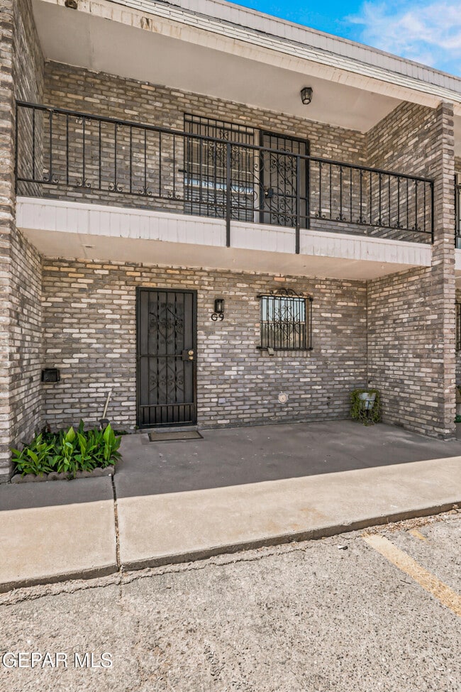 Building Photo - 6700 Escondido Dr