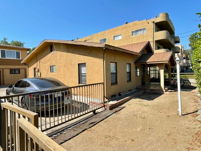 Primary Photo - 13990 Vanowen St