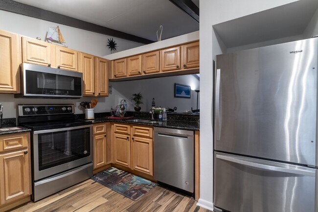 Building Photo - Gorgeous 2/2 condo at Indian Shores