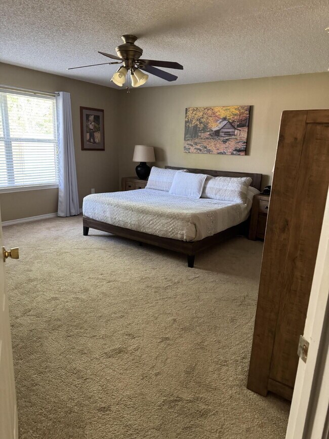 Building Photo - "Spacious 4-Bed Family Home in Milton with...