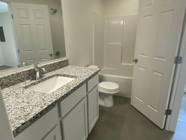 Building Photo - 3 Bedroom 2 bath Duple with Garage - Close...