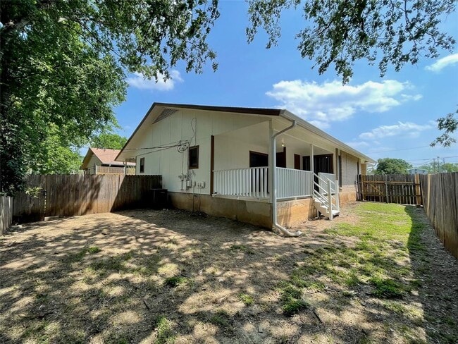 Building Photo - 2204 Berkett Dr