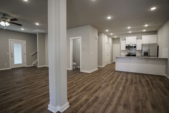 Building Photo - 608 N Salem Rd
