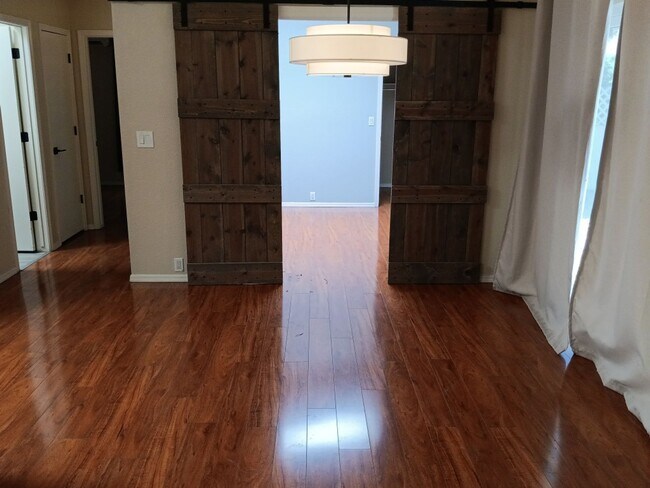 Building Photo - 3 Bedroom, 2 Bathroom Home! Schedule a Showing!
