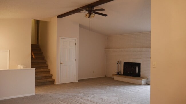 Building Photo - Single Family 3 Bed, 2 Bath w/ Big Backyar...