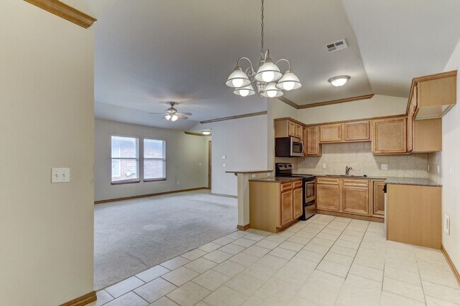 Building Photo - $500 Off First Month's Rent Move In Special!! Duplex in Yukon, Available Now!