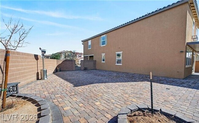 Building Photo - Gorgeous , 5 bedroom /3 Bath  with huge backyard finished with pavers! Great location!