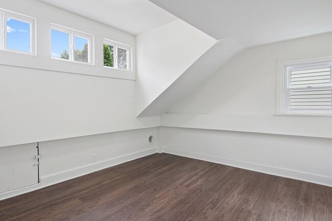 Building Photo - Bright and Cozy 2 Bedroom, 1 Bath Home in Middletown!