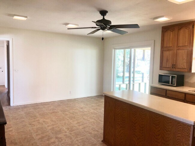 Building Photo - 3 bed 2 bath family rental