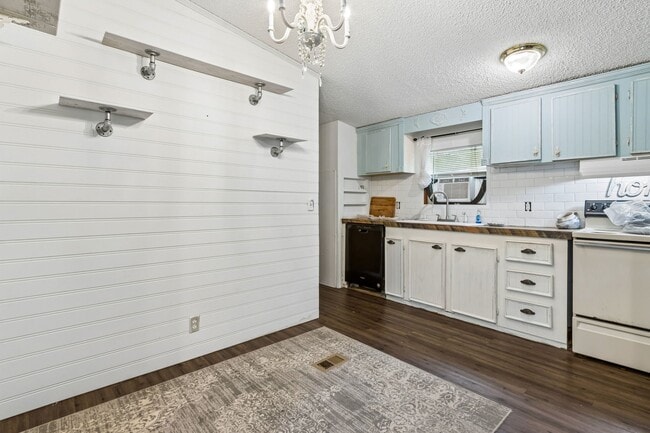 Building Photo - 2979 Suni Pines Dr