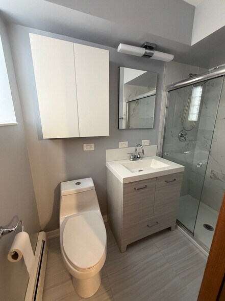 Building Photo - 6614 W Devon Ave