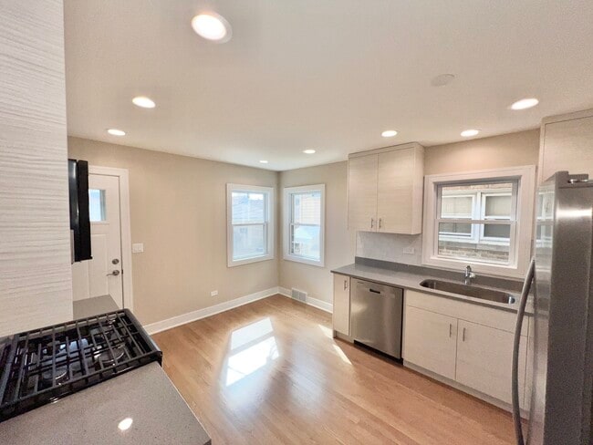 Building Photo - 5547 N Central Ave