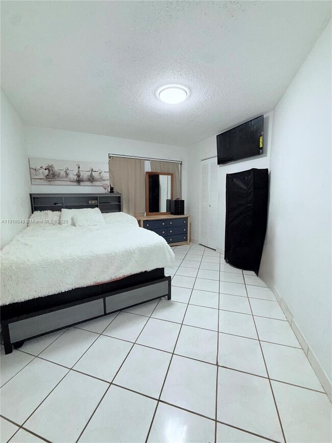 Building Photo - 660 W Park Dr