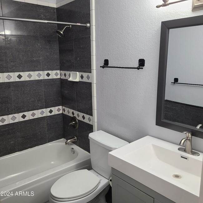 Building Photo - 4211 E Palm Ln