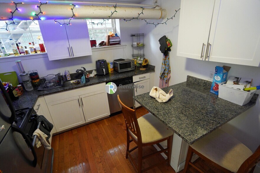 Building Photo - 6 Camelot Ct
