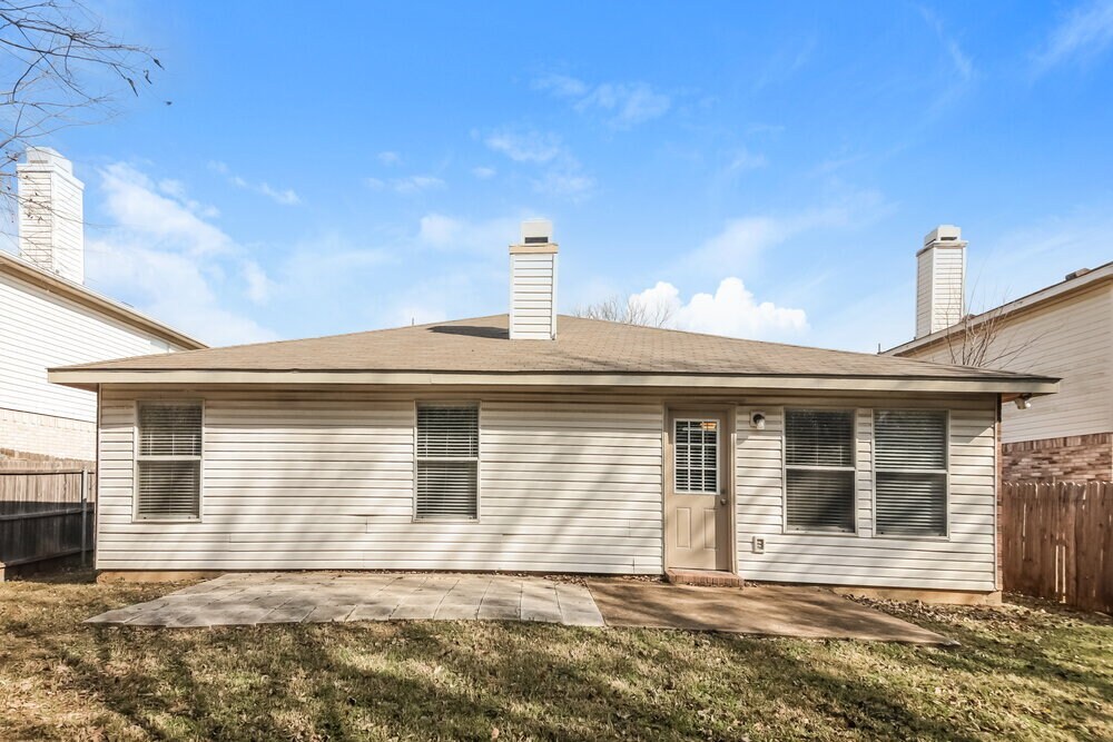 Building Photo - 8804 Seven Oaks Ln