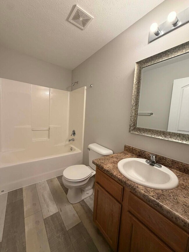 Building Photo - BEAUTIFUL 3 BEDROOM / 2 BATHROOM HOUSE IN JOPLIN MO- 2 CAR GARAGE!!