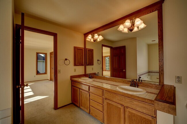 Building Photo - 5Bd/2.5Ba Bellevue Home
