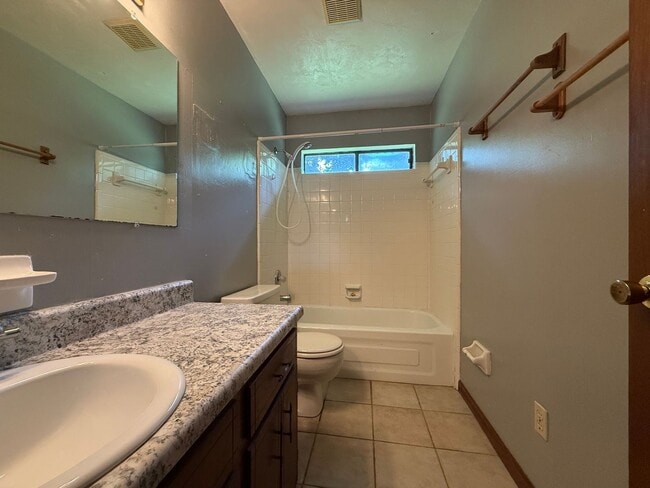 Building Photo - 2/2 Right at the Front of BREWSTER ESTATES w/ FENCED YARD!