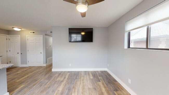 Building Photo - 107 E 16th Ave