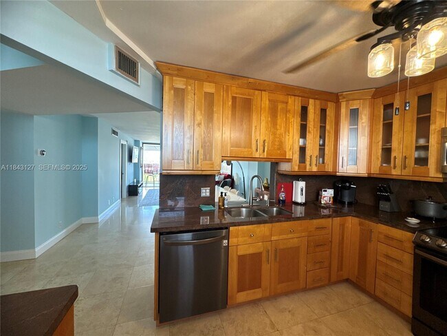 Building Photo - 3545 NE 166th St