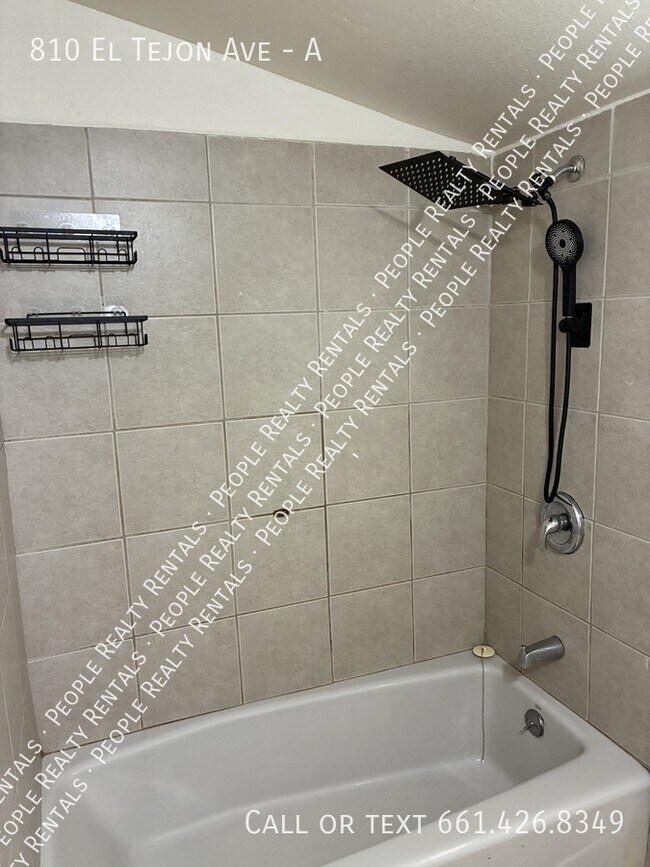 Building Photo - 810 El Tejon Ave