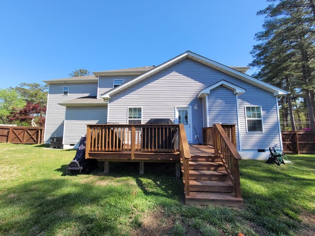 Building Photo - Beautiful & Spacious 4 bedroom, 2.5 bath h...