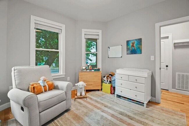 Building Photo - Renovated Apartment in Medford