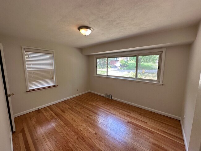 Building Photo - 1113 Twinbrook Dr