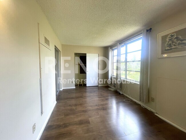 Building Photo - 2402 Ecuadorian Way