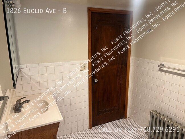 Building Photo - Spacious one bedroom apartment