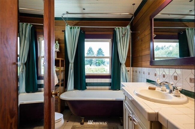 Building Photo - 3 Bedroom 1800 sq ft Cute Farm House with Acreage for Animals/Livestock