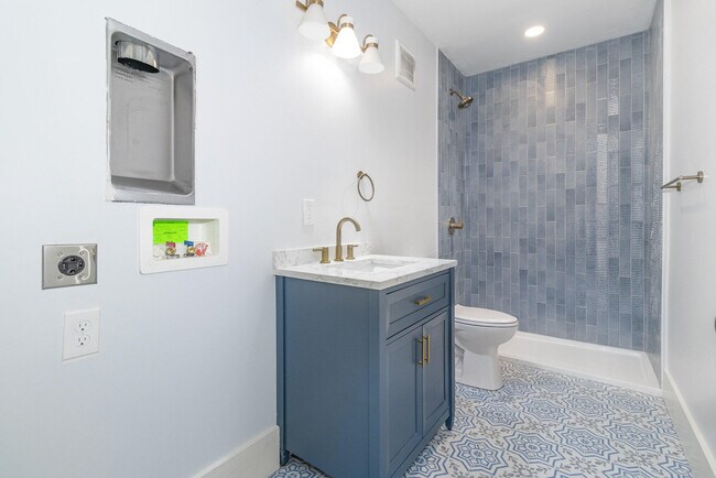 Building Photo - 214 W 9th St