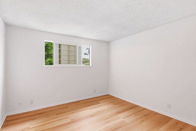 Building Photo - HUGE TOP FLOOR 2 BED 2 BATH IN PRIME SANTA MONICA! -FIREPLACE, BALCONY & GARAGE PARKING SPACE