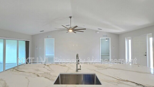 Building Photo - 423 NE 31st St