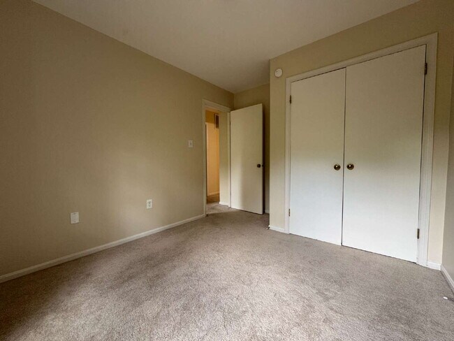 Building Photo - Delightful End-Unit Townhome in Courts of ...