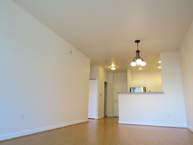 Building Photo - Incredible 1bed/1bath Condo Ideally Located in Belltown!